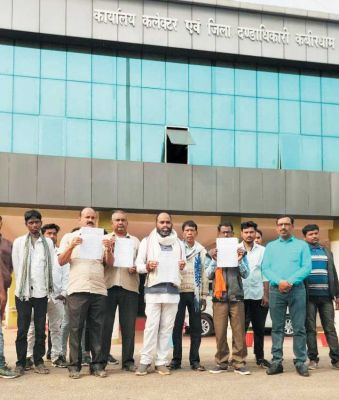 शक्कर कारखाना प्रबंधक की मनमानी का विरोध, स्वाभिमान मंच ने कलेक्टर को सौंपा ज्ञापन