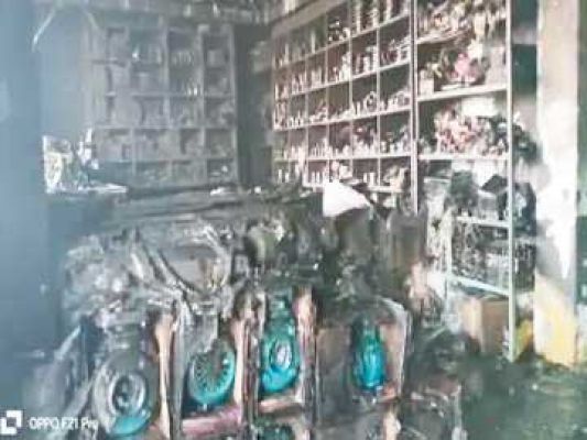 दो मंजिला दुकान में लगी आग, मशीन समेत पूरा सामान खाक