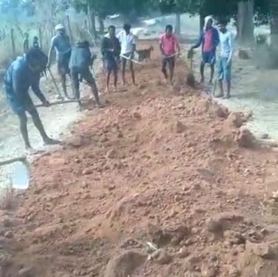 पटकुरा के दर्जनों ग्रामीणों ने  श्रमदान कर बनाई सडक़
