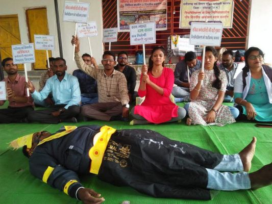 संविदा कर्मियों ने सरकार को जगाया