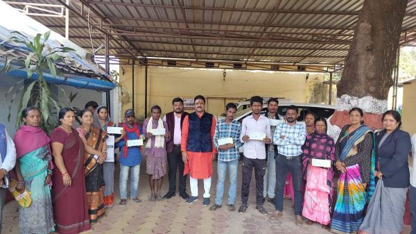 हादसे में मृत 7 छात्र-छात्राओं के परिजनों  को मिली एक-एक लाख की बीमा राशि