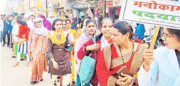 संविदा कर्मचारियों ने मनोकामना नारियल के साथ सीएम को भेजा पत्र