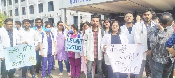 मानदेय में वृद्धि नहीं, जूनियर डॉक्टरों की बेमुद्दत हड़ताल जारी