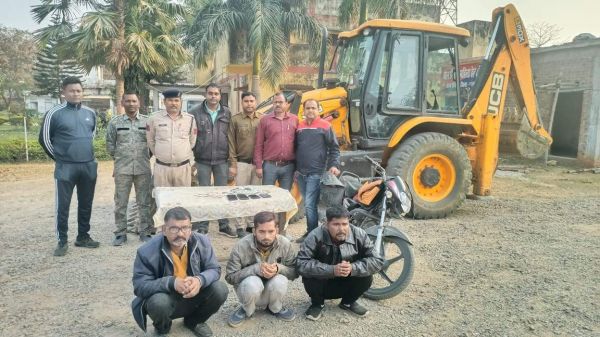 खेत में जेसीबी से सस्ते दर में काम का झांसा, धमकी दे 6 लाख ऐंठे, यूपी के 3 बंदी