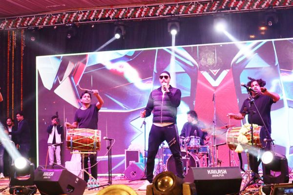 झुमका जल महोत्सव का समापन, बॉलीवुड सिंगर सुखबीर के गानों पर थिरका कोरिया