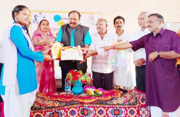 हंसी ठिठोली के साथ सांसद ने दिए परीक्षा के टिप्स