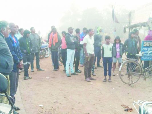 छत की ग्रिल से लटक कर व्यक्ति ने दी जान, कारण अज्ञात