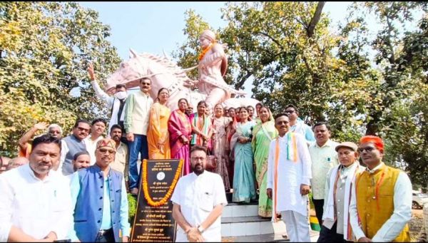 अनिला ने किया शहीद वीरनारायण सिंह की प्रतिमा का अनावरण