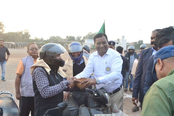 हेलमेटधारी वाहन चालकों का सम्मान