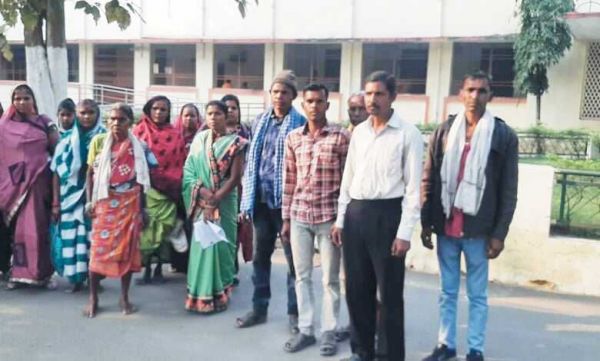 अपनी ही जमीन का हक पाने 7 साल से भटक रही आदिवासी महिला