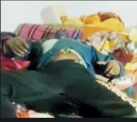 ऊपर माले से बदबू, कमरे का दरवाजा तोड़ घुसे तो मिली सड़ी-गली लाश