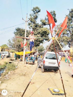 पेट की खातिर रस्सी पर तमाशा दिखाने को मजबूर मासूम