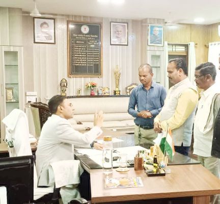 कुसुमकसा-जुनवानी मार्ग को शीघ्र बनाने सौंपा ज्ञापन 