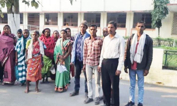 जर्जर सडक़ की दुर्दशा झेल रहे पाली क्षेत्र के ग्रामीण सडक़ की स्थिति सुधारने सौंपा ज्ञापन