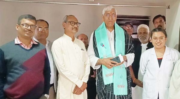 शाहिद के घर पहुंचे सिंहदेव, जताया शोक,  परिजनों को बंधाया ढांढस