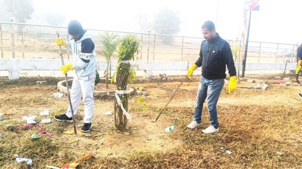 कलेक्टर सपत्नीक और अफसरों ने  झुमका जल महोत्सव के बाद फैले कचरे को किया साफ