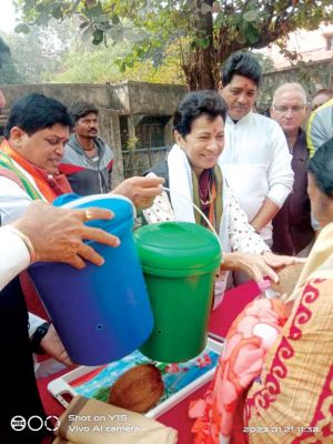शैलजा ने बैरन बाजार में एमएमयू से हो रहे इलाज और सफाई अभियान देखा