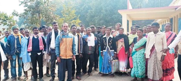 1980 में बनी सडक़ को जमीन मालिक और पटवारी ने मिलकर खेत बना दिया-ग्रामीण