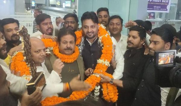 अंतरराष्ट्रीय क्रिकेट मैच का शुभारंभ करने रायपुर पहुंचे शुक्ला का सगीर व आनंद की टीम ने किया भव्य स्वागत