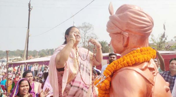 अनिला ने शहीद गैंदसिंह नायक की प्रतिमा का किया अनावरण