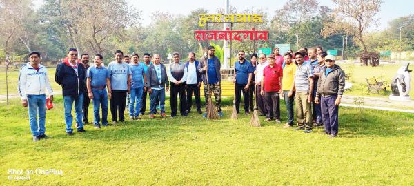 आनंद वाटिका में चला स्वच्छता अभियान