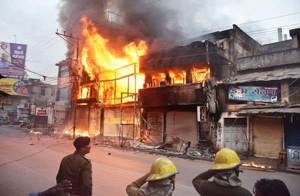 तडक़े फूल चौक के पास भीषण आग तीन शो रूम खाक, जनहानि नहीं