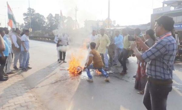 कांग्रेसियों ने बीजेपी नेता प्रतिपक्ष का फूंका पुतला