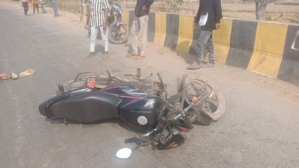 बाइक से गिरा, 2 घायल