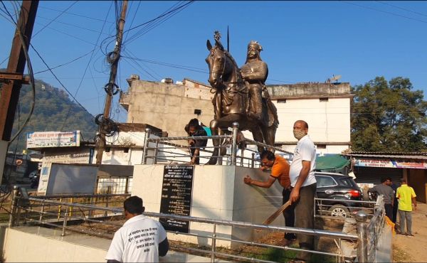 जन सहयोग संस्था ने किया महापुरुषों की प्रतिमाओं की सफाई    