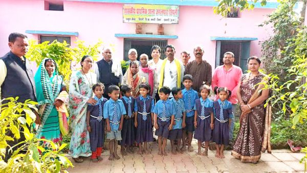 स्कूली बच्चों को बेल्ट-टाई