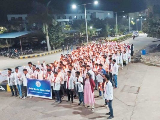 मेकाज के डॉक्टरों ने निकाला कैंडल मार्च, कहा- सरकार ने दिया धोखा, नहीं किया अपना वादा पूरा
