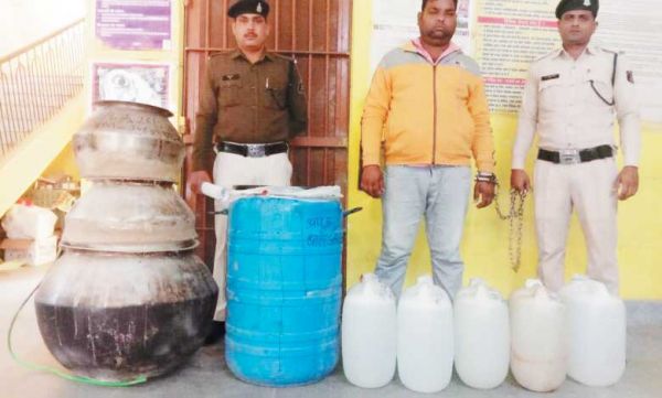दो सौ लीटर कच्ची महुआ शराब जब्त, 1 बंदी
