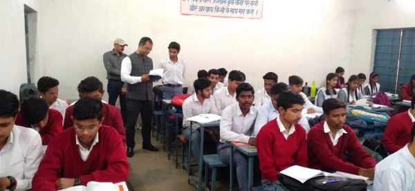 कलेक्टर बने शिक्षक, गणित हल करने के टिप्स बताये