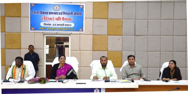 जनप्रतिनिधियों के साथ समन्वय स्थापित कर अफसर करें काम - रेणुका