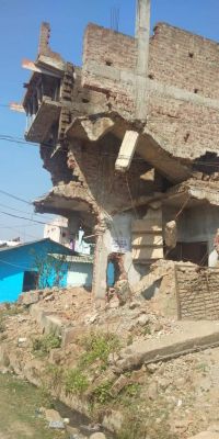क्षतिग्रस्त मकान को तोडऩे वार्डवासियों ने सौंपा ज्ञापन 