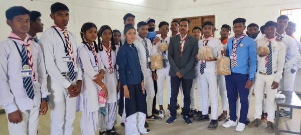स्कूली बच्चों ने सीखा केक बनाना