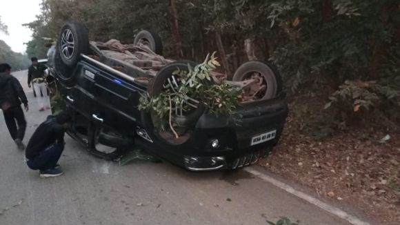 जंगली सुअरों के झुंड आने से स्कार्पियो पलटी