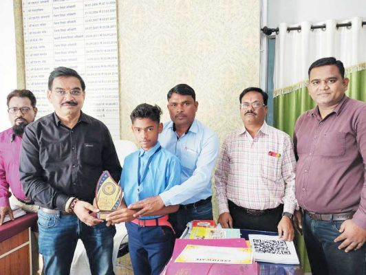 धमतरी के देवजीत का मॉडल राष्ट्रीय प्रदर्शनी में होगा शामिल, डीईओ ने किया सम्मान