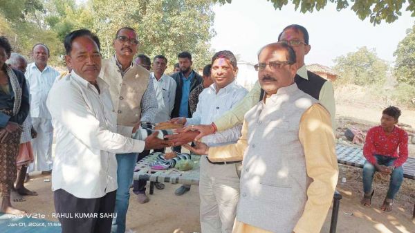 जरूरतमंद परिवारों को बांटे कंबल