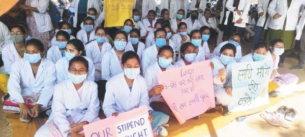 हड़ताली जूनियर डॉक्टरों का समर्थन करने पहुंचे पूर्व शिक्षा मंत्री केदार