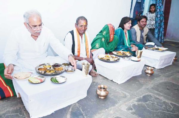 सीएम ने मजदूर झंगलू के घर छत्तीसगढ़ी भोजन का चखा स्वाद