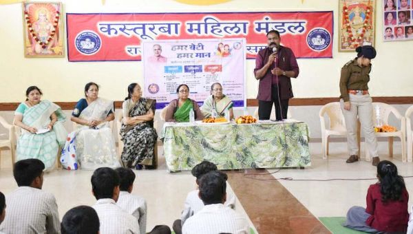 एसपी स्कूली बच्चों को सायबर अपराध  के दुष्प्रभाव से  करा रहे अवगत