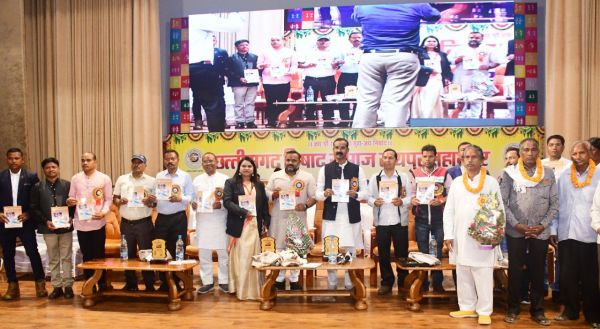 कुंवर सिंह ने किया 'मिलन मंजूषा' का विमोचन 