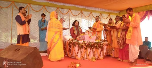 भागवत कथा में झूमे भक्त