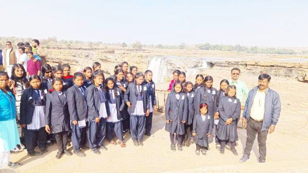 शैक्षणिक भ्रमण से बच्चों में खुशी बारसूर और चित्रकूट का लिया नजारा