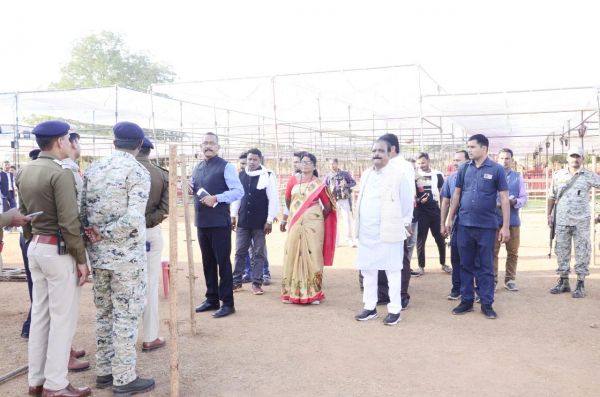 कमिश्नर ने किया मुख्यमंत्री की गिरोला प्रवास की तैयारियों का अवलोकन