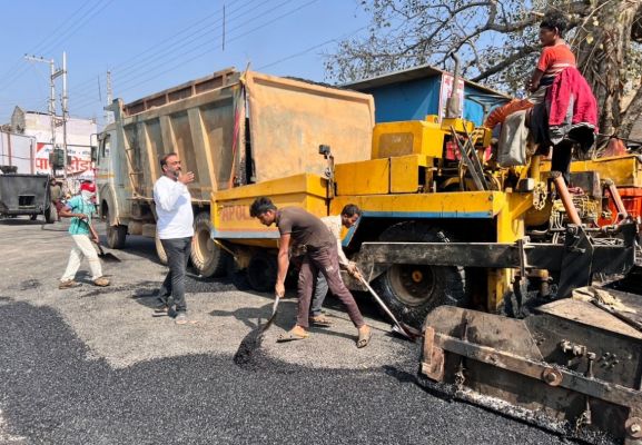 शहर में बिछ रहा डामरीकृत सडक़ों का जाल