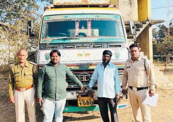 चोरी के समान से भरे ट्रक-पिकअप जब्त