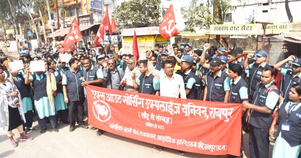 एम्स के हाउसकीपिंग कर्मचारी हड़ताल पर