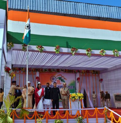 अनिला ने ध्वज फहराकर परेड की ली सलामी